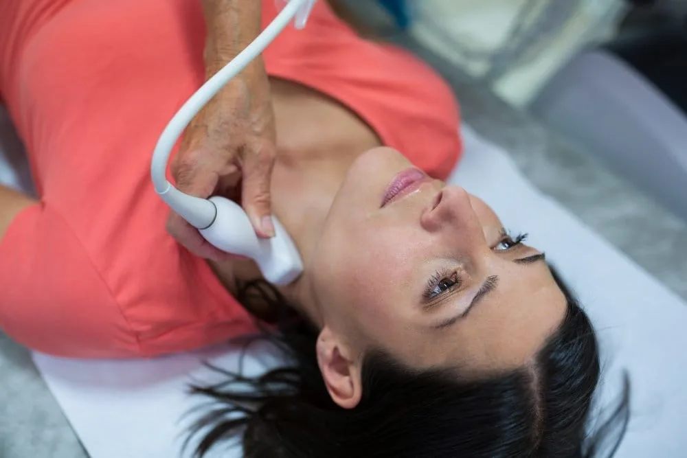Behandlung des Kropf ohne Operation woman getting ultrasound thyroid from doctor